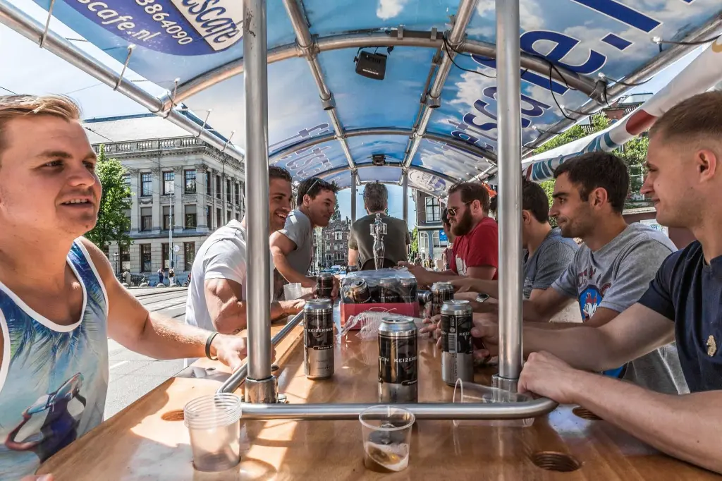 groep vrienden op Aperoller bierfiets